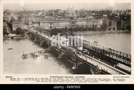 Cette photographie historique montre Waterloo Bridge à Londres vers 1925, capturant l'architecture emblématique et l'environnement animé de la ville à cette époque. Banque D'Images