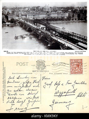 Une photographie du pont de Waterloo datant d'environ 1925, capturant l'architecture du pont et l'environnement environnant à cette époque. Banque D'Images