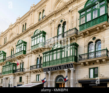 Gio Batta Delia, une boutique de cadeaux et d'un magasin à La Valette, Malte, mettant en évidence la case traditionnelle-balcon architecture de nombreux bâtiments maltais. Banque D'Images