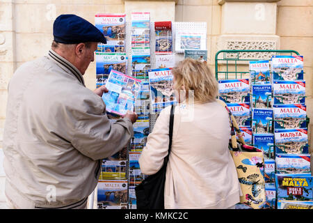 Les touristes anglais britannique guide regarder les livres en vente à l'extérieur d'un magasin à La Valette, Malte Banque D'Images