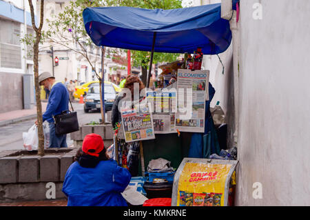 Quito, Équateur, 28 novembre 2017 : journal dans un magasin public de bonbons et nourriture à centre historique de la vieille ville de Quito, au nord de l'équateur Banque D'Images