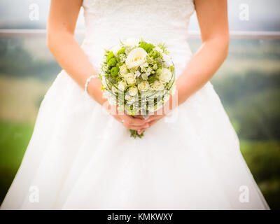 La mariée est maintenant le bouquet de roses blanches et jaunes avec Banque D'Images