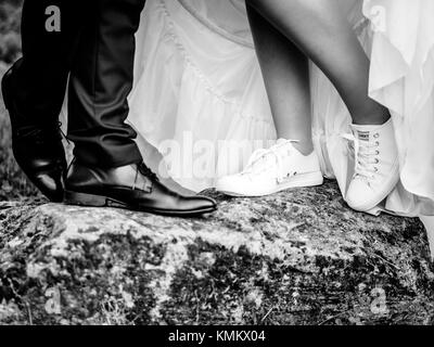 La mariée porte des sneakers pour son mariage noir et blanc Banque D'Images