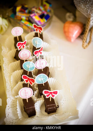 Les cupcakes sur la table au mariage Banque D'Images
