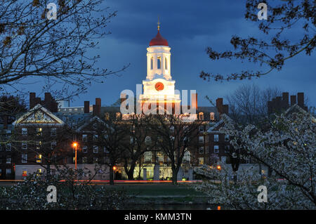 L'université de Harvard la nuit. tour blanche et rouge dôme de dunster house, une résidence des étudiants. Banque D'Images