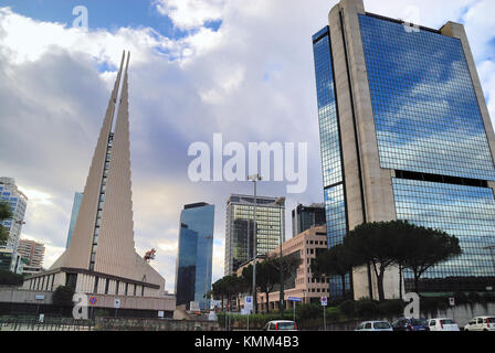 Naples, Italie. Le Centro Direzionale. C'est un centre de services à Naples, en Italie. Le quartier est principalement consacré aux affaires. Le projet du Centro Direzionale date de 1964. Il a été conçu en 1982 par l'architecte japonais Kenzo Tange. L'intero complesso è stato completato nel 1995. È il primo agglomerato di grattacieli realizzato in Italia o nel sud Europa Banque D'Images