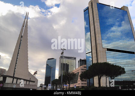 Naples, Italie. Le Centro Direzionale. C'est un centre de services à Naples, en Italie. Le quartier est principalement consacré aux affaires. Le projet du Centro Direzionale date de 1964. Il a été conçu en 1982 par l'architecte japonais Kenzo Tange. L'intero complesso è stato completato nel 1995. È il primo agglomerato di grattacieli realizzato in Italia o nel sud Europa Banque D'Images