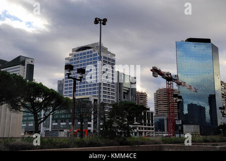 Naples, Italie. Le Centro Direzionale. C'est un centre de services à Naples, en Italie. Le quartier est principalement consacré aux affaires. Le projet du Centro Direzionale date de 1964. Il a été conçu en 1982 par l'architecte japonais Kenzo Tange. L'intero complesso è stato completato nel 1995. È il primo agglomerato di grattacieli realizzato in Italia o nel sud Europa Banque D'Images