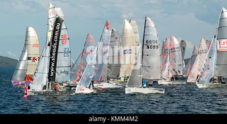 Régate de voile enfants. high school children avec succès à la concurrence en une action emballés régate de voile sur plusieurs jours de course . Banque D'Images