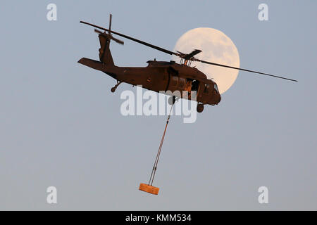 La garde nationale des États-Unis un UH-60 Black Hawk survole le joint base mcguire-dix-lakehurst au cours de la charge sous élingue décembre 1, 2017 formation près de Trenton, New Jersey. (Photo par matt hecht par planetpix) Banque D'Images