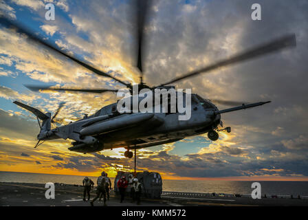 Un corps des marines américains ch-53e super stallion helicopter ramasse un moteur de l'envol du wasp de la marine américaine de la classe de navire d'assaut amphibie USS Iwo Jima 1 décembre 2017 dans l'océan atlantique. (Photo de jon sosner via planetpix) Banque D'Images