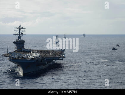 Mh-60s de la marine américaine hélicoptères Seahawk à côté de la marine américaine de classe nimitz porte-avions USS NIMITZ lors d'une démonstration en vol de croisière tiger 30 novembre 2017 dans l'océan pacifique. (Photo de jose madrigal par planetpix) Banque D'Images