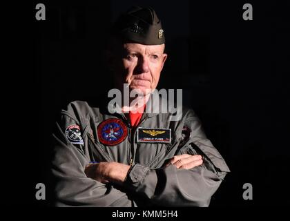 Ancien pilote de la marine américaine et des prisonniers de guerre, Charlie prend la parole lors du plomb air force space and missile systems center lecture series aviateurs partout à la base aérienne de los Angeles le 27 novembre 2017 à El Segundo, Californie. (Photo de Sarah corrice planetpix via) Banque D'Images