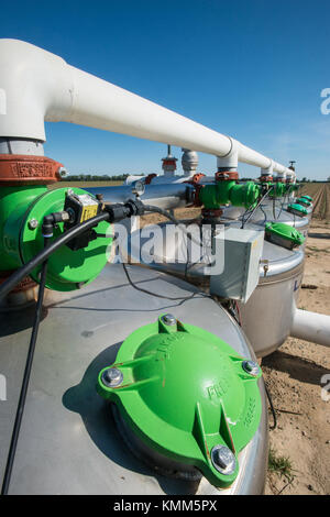 Un système de filtration sable réservoir eaux médias rangées de tomates à l'ranch muller 15 avril 2015 à Woodland, en Californie. (Photo par lance cheung par planetpix) Banque D'Images