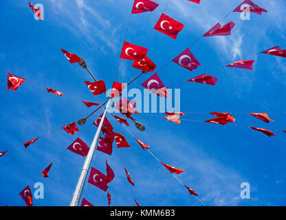 Mât avec de petits drapeaux nationaux turcs contre le ciel bleu, de la vieille ville de Kaleici, Antalya, Turkish riviera, Turquie Banque D'Images