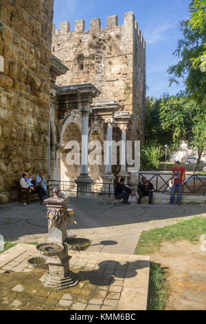 Porte d'Hadrien à Atatuerk Cad, l'entrée de la vieille ville de Kaleici, Antalya, Turquie riviera turque Banque D'Images