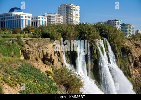 Dueden cascade, également connu sous le nom de Lara cascade, attraction touristique populaire de district à Lara, Antalya, Turkish riviera, Turquie Banque D'Images