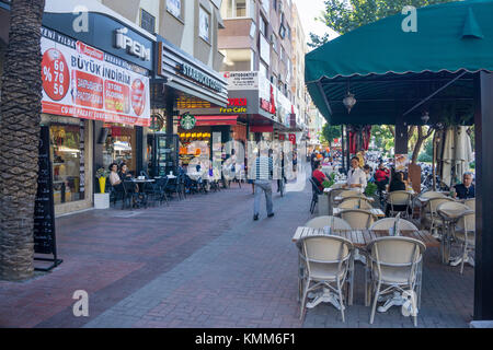 Boutiques de café et boutiques de la rue à Ahmet Tokus Boulevard, ville d'Alanya, riviera turque, Turquie Banque D'Images