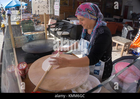 Femme turque prépare Pide (pain plat) à la vieille ville de Side, riviera turque, Turquie Banque D'Images