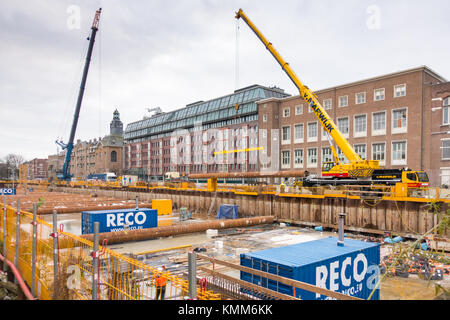 Amsterdam, Pays-Bas, 6 décembre 2017. La construction de la ligne de métro Nord/Sud sur le canal 'Boerenwetering drainé' Banque D'Images