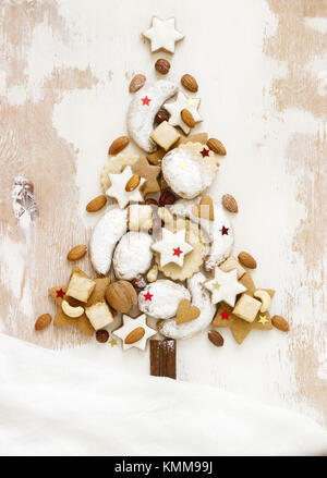 Arbre de Noël à partir de différents types de cookies faits maison sur un fond blanc. Banque D'Images