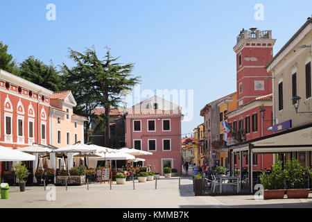 NOVIGRAD, CROATIE - 1er SEPTEMBRE 2017 : place tranquille de Novigrad. Novigrad est une petite ville côtière d'Istrie avec des rues étroites et sinueuses, de petits commerces et Banque D'Images