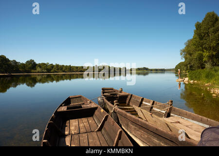 Bateaux à fond plat en bois traditionnel sur la Loire, dans la vallée de la Loire France. Banque D'Images