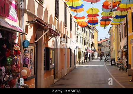 Novigrad, Croatie - 31 août 2017 : dans la rue étroite et tortueuse. novigrad novigrad est une petite ville côtière d'Istrie avec de petites rues étroites et sinueuses ; sh Banque D'Images