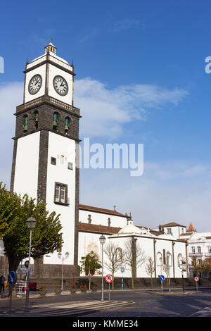 Tour de l'Église Saint-sébastien avec des cloches et de l'horloge à Ponta Delgada sur l'île de São Miguel aux Açores (Portugal). L'église principale de la ville et ses environs Banque D'Images