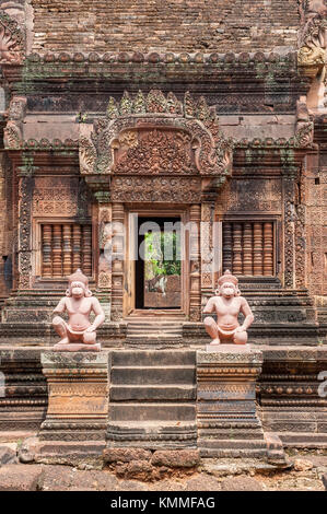 Détail architectural à Banteay Srei, un temple hindou du 10ème siècle à Siem Reap, Cambodge dédié à Shiva. Banque D'Images