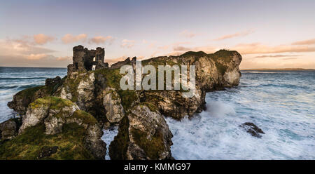 Kinbane Castle, l'un des endroits utilisés pour la populaire série télé, "Game of Thrones" Banque D'Images