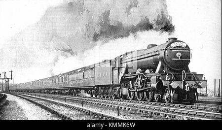 La Flying Scotsman express, une locomotive à vapeur britannique historique, est capturée à Doncaster, en Angleterre, dans cette image tirée de la publication Steel Highway de 1928. Banque D'Images
