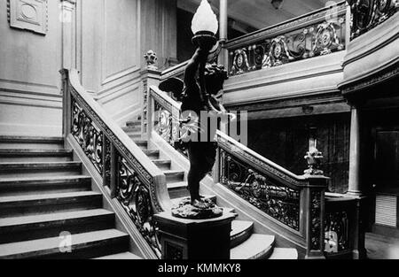 Le RMS Olympic, navire jumeau du Titanic, comportait un grand escalier dans la partie arrière du navire. Cette caractéristique emblématique a été conçue avec un savoir-faire complexe, symbolisant le luxe et l'opulence des paquebots du début du XXe siècle. Banque D'Images