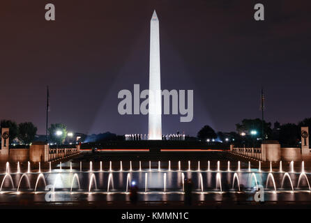 World War II Memorial et Washington monument la nuit Banque D'Images