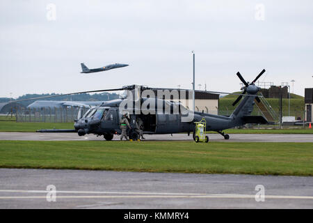 Les membres du 56e Escadron de sauvetage procèdent à des inspections post-vol sur un HH-60G Pave Hawk à la Royal Air Force Lakenheath, en Angleterre, le 19 novembre 2017. Les 56e équipages de RQS passent environ 350 heures de formation par an pour mener des missions en toute sécurité. (É.-U. Force aérienne Banque D'Images