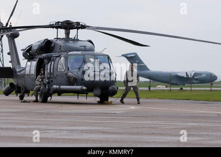 Les membres du 56e Escadron de sauvetage procèdent à des inspections post-vol sur un HH-60G Pave Hawk à la Royal Air Force Lakenheath, en Angleterre, le 19 novembre 2017. Les 56e équipages de RQS passent environ 350 heures de formation par an pour mener des missions en toute sécurité. (É.-U. Force aérienne Banque D'Images