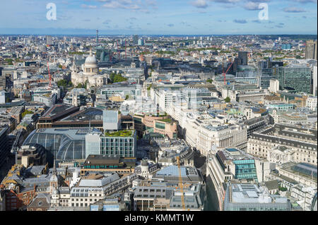 Vue panoramique sur les toits de la ville de Londres avec la cathédrale St Paul et la banque d'angleterre debout dans la lumière du matin de l'incliné Banque D'Images