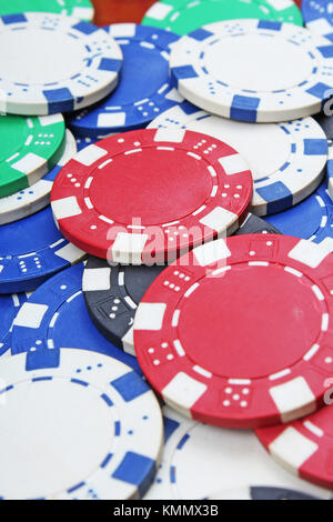 Casino Poker chips argent texture. pile de jetons de poker comme arrière-plan. casino poker jetons jeton comme arrière-plan. Banque D'Images