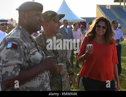 (De gauche à droite) Brig. Le général Fahadaleraik, commandant de la base aérienne d'Al Udeid, le général Jeffrey Harrigian, commandant de la composante aérienne des Forces combinées, et Kathy Harrigian aiment le café arabe à l'échange culturel de la Force aérienne d'Emiri au Qatar, le 1er décembre 2017. Les membres de la 379e Escadre expéditionnaire aérienne et du Centre des opérations aériennes combinées ont été invités du côté QEAF d'Al Udeid pour profiter de différents aspects de la culture qatari allant des boissons traditionnelles et de la cuisine aux expositions de fauconnerie et aux tatouages de henné. (É.-U. Force aérienne Banque D'Images