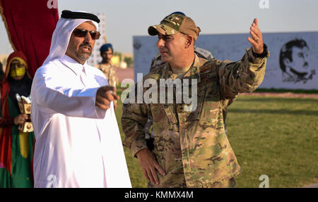 Le Lgén Jeffrey Harrigian, commandant de la composante aérienne des Forces combinées, échange des salutations avec le commandant général de l'état-major Ahmed bin Ibrahim Al-Malky, commandant adjoint de la Force aérienne du Qatar Emiri, lors de l'échange culturel du QEAF, le 1er décembre 2017. L'échange a coïncidé avec les célébrations de la Journée nationale du Qatar et a donné aux membres de la Coalition à la base aérienne d'Al Udeid la chance de faire l'expérience de la culture qatari et de s'engager dans la construction de partenariats avec leur pays hôte. (É.-U. Force aérienne Banque D'Images