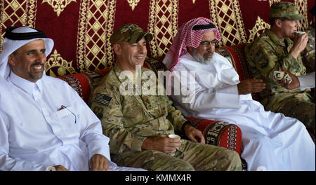 Le Lgén Jeffrey Harrigian, commandant de la composante aérienne des Forces combinées et le Lgén Ghanim bin Shahin, chef d'état-major du ministère de la Défense du Qatar visite et partage du café arabe à l'échange culturel de la Force aérienne du Qatar Emiri, le 1er décembre 2017. Le Commandement central des Forces aériennes des États-Unis et la 379e Escadre expéditionnaire aérienne ont été invités du côté QEAF de la base aérienne Al Udeid pour socialiser, célébrer et faire l'expérience de la culture qatari avec les dirigeants du ministère de la Défense du Qatar et leurs familles. (É.-U. Force aérienne Banque D'Images