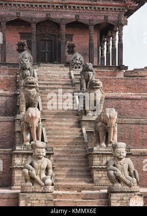 Au temple de Nyatapola statues taumadhi square, Bhaktapur, Népal Banque D'Images