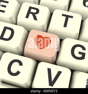 Coeur rose sur la clé de l'ordinateur montrant l'amour et la passion pour la Saint-Valentin Banque D'Images