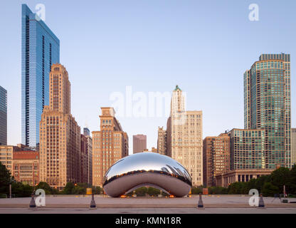 Cloud Gate (le Chicago Bean, le Bean), une sculpture publique par Anish Kapoor, tôt le matin, la lumière du Millennium Park de Chicago, Illinois. Banque D'Images