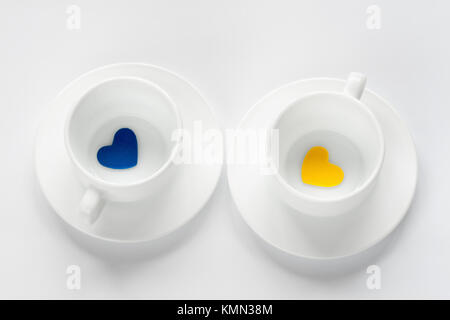 Tasse et soucoupe vide avec des coeurs Banque D'Images
