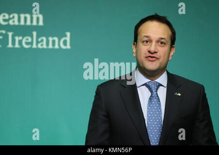 Taoiseach Leo Varadkar s'est exprimé au Centre de presse du gouvernement de Dublin après que la Commission européenne a annoncé que des "progrès remarquables" ont été réalisés dans la première phase des pourparlers sur le Brexit. Banque D'Images