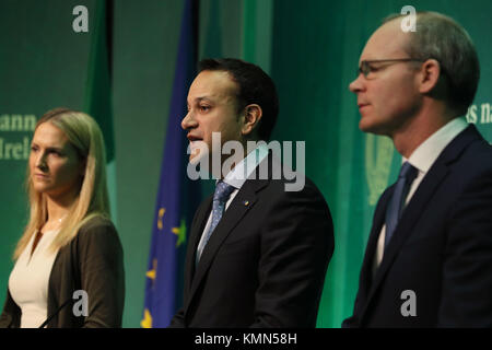 Taoiseach Leo Varadkar (centre), Simon Coveney Tanaiste (à droite) et le ministre des Affaires européennes, s'exprimant à l'Helen McEntee Centre de presse du gouvernement de Dublin après que la Commission européenne a annoncé que "des progrès suffisants" ont été réalisés dans la première phase de discussions Brexit. Banque D'Images