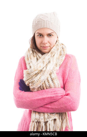 Jeune femme portant des vêtements chauds tricotés et hat standing with arms crossed Banque D'Images