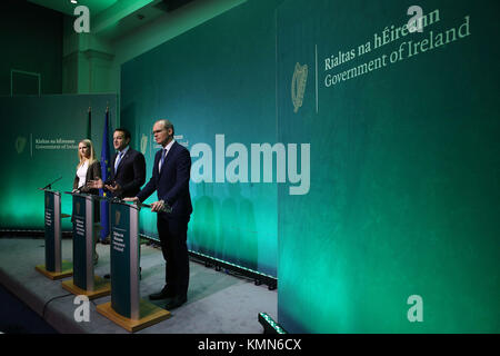 Taoiseach Leo Varadkar (centre), Simon Coveney Tanaiste (à droite) et le ministre des Affaires européennes, s'exprimant à l'Helen McEntee Centre de presse du gouvernement de Dublin après que la Commission européenne a annoncé qu'«suffisante progrès' ont été réalisés dans la première phase de discussions Brexit. Photo date : vendredi 8 décembre 2017. Voir la politique histoire Brexit PA. Crédit photo doit se lire : Brian Lawless/PA Wire Banque D'Images