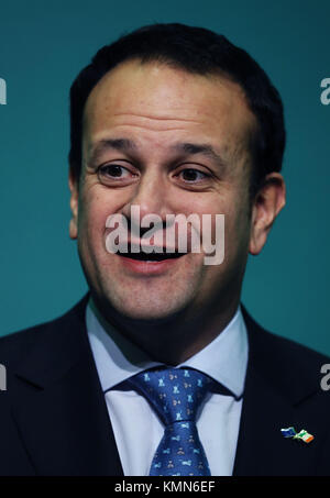 Leo Varadkar Taoiseach parlant au centre de presse le gouvernement de Dublin après que la Commission européenne a annoncé qu'«suffisante progrès' ont été réalisés dans la première phase de discussions Brexit. Photo date : vendredi 8 décembre 2017. Voir la politique histoire Brexit PA. Crédit photo doit se lire : Brian Lawless/PA Wire Banque D'Images